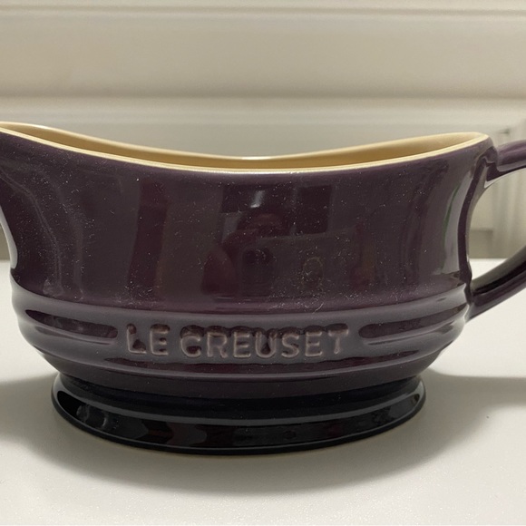 New Le Creuset Cassis Gravy Boat - Picture 2 of 4
